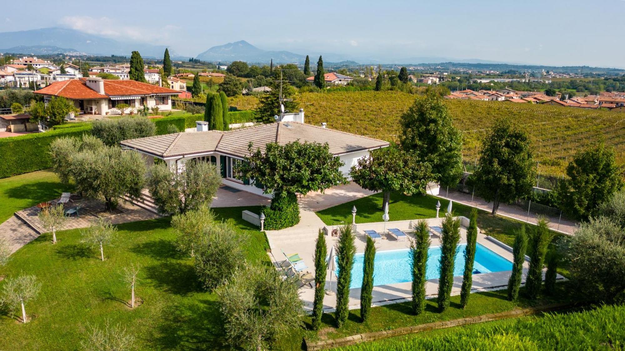 Villa Carini With 3000 Mq Garden & Heated Pool Castelnuovo del Garda Exterior photo